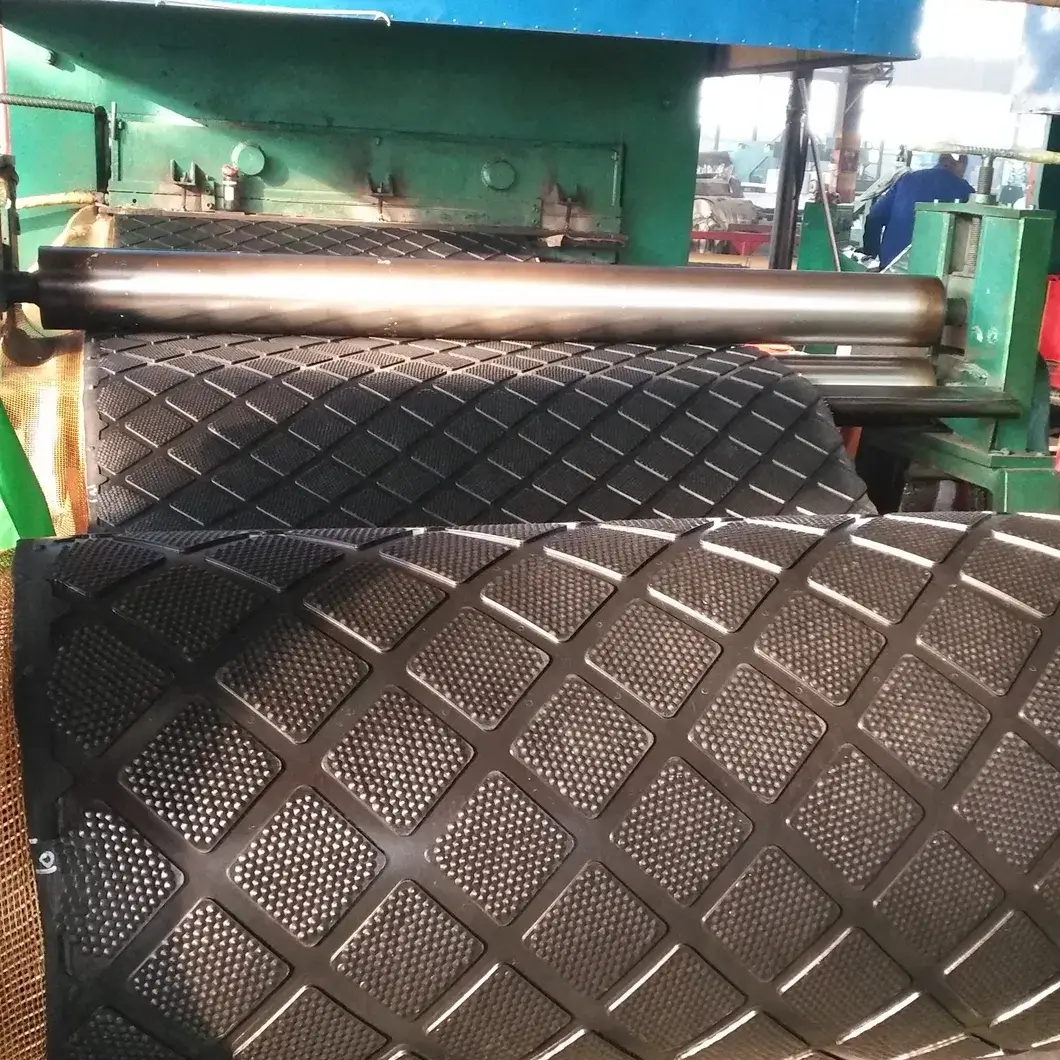 Thảm chống trượt hình tổ ong cao su cho chuồng ngựa và bò